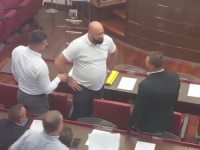 POMAK(NI) SE, VIDIŠ DA SAM NERVOZAN: Sjednica Gradskog vijeća Bihaća na rubu fizičkog incidenta (VIDEO)