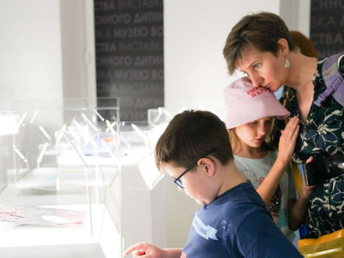 TEŠKI IZBJEGLIČKI DANI: Muzej ratnog djetinjstva iz Sarajeva u Kijevu otvorio izložbu posvećenu svjedočenjima djece iz Ukrajine