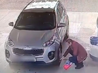 OBRIŠI SE OKO VRATA, 'OLUJA' SE DIŽE: Pokušao naduvati gumu aparatom za gašenje požara (VIDEO)