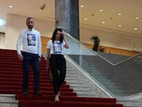 OBIČNE, BIJELE, VALJDA PAMUČNE, SA APLIKACIJOM: SNSD-ovi parlamentarci u majicama s Dodikovim likom, požalili su se na...
