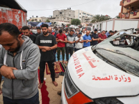 DŽUMA-NAMAZ U POJASU GAZE: Palestinci primorani klanjati između interventnih vozila u dvorištu bolnice