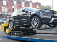 VOZILO NA GUSJENICAMA: Ovako robotski pauci uklanjaju nepropisno parkirana vozila (VIDEO)