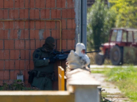 OPSADNO STANJE U SUSJEDSTVU: Muškarac bacio molotovljev, polio se benzinom i prijeti iz kuće. Specijalci ga drže na nišanu