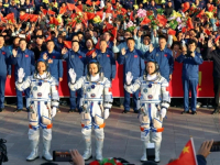 KINEZI OSVAJAJU SVEMIR: Najmlađa kineska posada astronauta krenula prema...