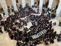 DRAMATIČNO U WASHINGTONU: Demonstranti provalili u Kongres, traže zaustavljanje genocida u Gazi (VIDEO)