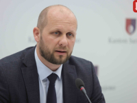 SKANDALOZNO, PRIMITIVNO, NEPROFESIONALNO: Pogledajte kako se predsjednik Skupštine Kantona Sarajevo obračunava sa novinarom Avdom Avdićem (VIDEO)