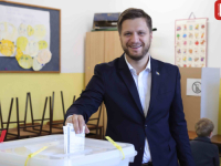 'SB' NA LICU MJESTA: Irfan Čengić nije skidao osmijeh s lica, pogledajte šta se jutros događalo na prijevremenih izborima... (FOTO)