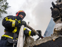 PUTINOVI KRVNICI U AKCIJI: Ruski agresori pogodili stambene zgrade i vozila, najmanje 16 osoba...