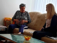 DUŠKA JURIŠIĆ U POSJETI POVRATNICIMA U DERVENTI: Marko Mišić nakon napada u teškom stanju, u šumi ga pronašao komšija Avdo (FOTO)