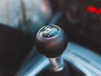 TREBA PONOVITI: Pet najčešćih grešaka koje prave vozači kada mijenjaju brzine