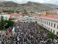 UPRKOS KORDIĆEVOJ ZABRANI: Stotine Mostaraca izašlo na proteste podrške Palestincima (FOTO)