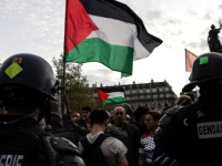 MISLE DA ĆE REMETITI JAVNI RED: U Parizu vodenim topovima rastjerali ljude sa zabranjenog protesta za Palestinu (VIDEO)