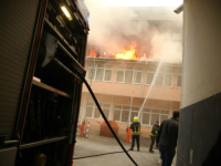 VATROGASCI SE BORE S PLAMENOM: Gori krov na zgradi Elektrokrajine u centru Banjaluke (VIDEO, FOTO)