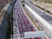 IMPRESIVNA KOLONA: Povodom nacionalnog praznika upriličen defile električnog automobila Togg (VIDEO)