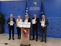 VULIĆKA I KOJIĆ IZ SNSD-a DANAS SU PODSJEĆALI NA VUČIĆEVE ULIZICE: Iz opozicije u RS-u narugali se njihovom performansu podrške Dodiku - 'Đes' lopove'