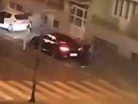 NOVI SNIMAK NASILJA: Muškarac u Tuzli pretukao djevojku 100 metara od policijske stanice (VIDEO)