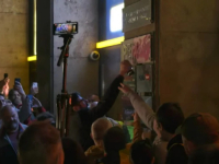 ZAVRŠEN PROTEST 'SRBIJA PROTIV NASILJA': Poslanik opozicije znak REM-a ofarbao u roze; 'Vučiću, predozirao si se vlašću'