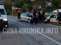 TEŠKA SAOBRAĆAJNA NESREĆA U VOZUĆI: Direktno se sudarila dva automobila