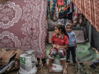 ŽIVOT U POJASU GAZE: Palestinske porodice žive na ulici, u automobilima, improvizovanim šatorima (FOTO)