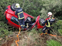 ČUDO NA BRAČU: Automobil se prevrnuo, volan slomljen, grana probila unutrašnjost, vozačici...