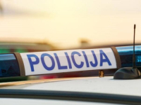 BIO U GRUPI KOJA SE KRETALA UZ IVICU PUTA: Maloljetnik gurnut pod auto, teško povrijeđen