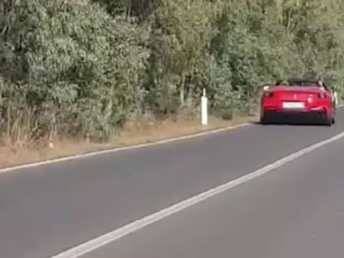 HOROR SNIMAK U ITALIJI: Turisti iskeširali 12 hiljada eura da mogu juriti u Ferrariju, pretjecali Lamborghini, pa doživjeli tešku nesreću (VIDEO)