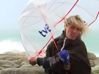 TOKOM SNAŽNE OLUJE 'CIARAN': Gledatelje oduševila reporterka koja se javila uživo iz Španjolske (VIDEO)