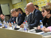 POZIV INTELEKTUALACA I JAVNIH LIČNOSTI IZ KOMŠILUKA - GRAĐANIMA: 'Srbija je postala zemlja poniženih i privatizovanih institucija, u sjenci kriminala...'