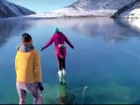 PRIRODNI FENOMEN KOJI OSTAVLJA BEZ DAHA: Jezero zaleđeno, led kristalno čist i proziran, vidi se podvodni svijet... (VIDEO)