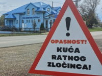 ISPRED ŠEŠELJEVE KUĆE U VOJVODINI POSTAVLJEN ZNAK: 'Opasnost! Kuća ratnog zločinca!'