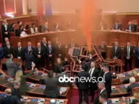 SJEDNICA JE TRAJALA SAMO PET MINUTA, ALI JE BILA VATRENA: U albanskom parlamentu barikade i dimne bombe, izbio i požar