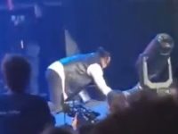 SLAVNI PJEVAČ DOŽIVIO NEZGODU: Bebek se srušio na bini u Zagrebu (VIDEO)