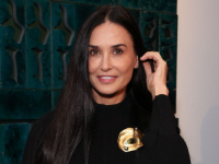 MODNI KLASIK: Demi Moore u maloj crnoj haljini ukrala pozornost na svečanosti u Beverly Hillsu (FOTO)