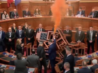 EDI RAMA DOŠAO, PA HITNO OTIŠAO: Zastupnici u Skupštini Albanije palili klupe i aktivirali dimne bombe (VIDEO)