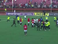 HAOS NA KVALIFIKACIJAMA ZA SP: Vojska upala na teren usred utakmice, napadnut Mohamed Salah (VIDEO)