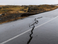 DRAMA NA ISLANDU: Za samo nekoliko sati 900 potresa, popucale ceste, zgrade… (FOTO)