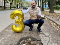 NEOBIČNA PROZIVKA NAČELNIKA TANOVIĆA: Vijećnik Naše stranke proslavio treći rođendan rupe na putu (FOTO)