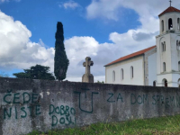 STRAVIČNE PORUKE SRBIMA U HRVATSKOJ: Pravoslavno groblje išarano ustaškim i nacističkim simbolima - 'Četnici odlazite!' (FOTO)