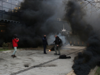 POLICIJA ODGOVORILA SUZAVCEM: Demonstranti na Kosovu bacali dimne bombe ispred objekta u kojem je predsjednica Specijalnog suda