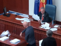 KAD LJEVICA POLUDI: Na sjednici Parlamenta Sjeverne Makedonije napadnut potpredsjednik (VIDEO)