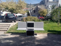 MOSTAR DOBIO PAMETNU KLUPU: Na njoj možete puniti mobitele i električne romobile, a WiFi je besplatan