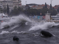 JAKO NEVRIJEME I U SUSJEDSTVU: Izlilo se more u Splitu i Zadru, na snazi crveno upozorenje (FOTO, VIDEO)
