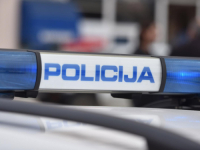 POLICIJA PRITVORILA 53-GODIŠNJAKA: Narušavao javni red i mir isticanjem zastave s nedopuštenim simbolima na obilježavanju Dana sjećanja u Vukovaru