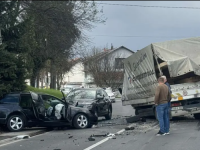 STRAVIČNA SAOBRAĆAJNA NESREĆA U BiH: Sudar dva automobila i kamiona, saobraćaj obustavljen