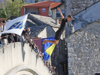 TAČNO U 10.16 SATI: Skokom bez aplauza obilježena 30. godišnjica rušenja Starog mosta