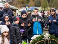 DAN DRŽAVNOSTI U MEMORIJALNOM CENTRU SREBRENICA: Predstavljen kurikulum za izučavanje genocida nad Bošnjacima (FOTO)