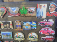 KREATIVNI PRODAVAČI U BANJALUCI: Suveniri sa likom Dodika i Tita po povoljnim cijenama