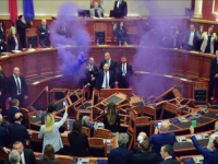 BURNO U SKUPŠTINI ALBANIJE: Članovi opozicije prevrnuli stolice i blokirali govornicu, koristili i pirotehniku