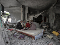 SKLONILI SE U OSTATKE SOBE: Palestinska porodica odbija da napusti kuću uništenu u izraelskom bombardovanju