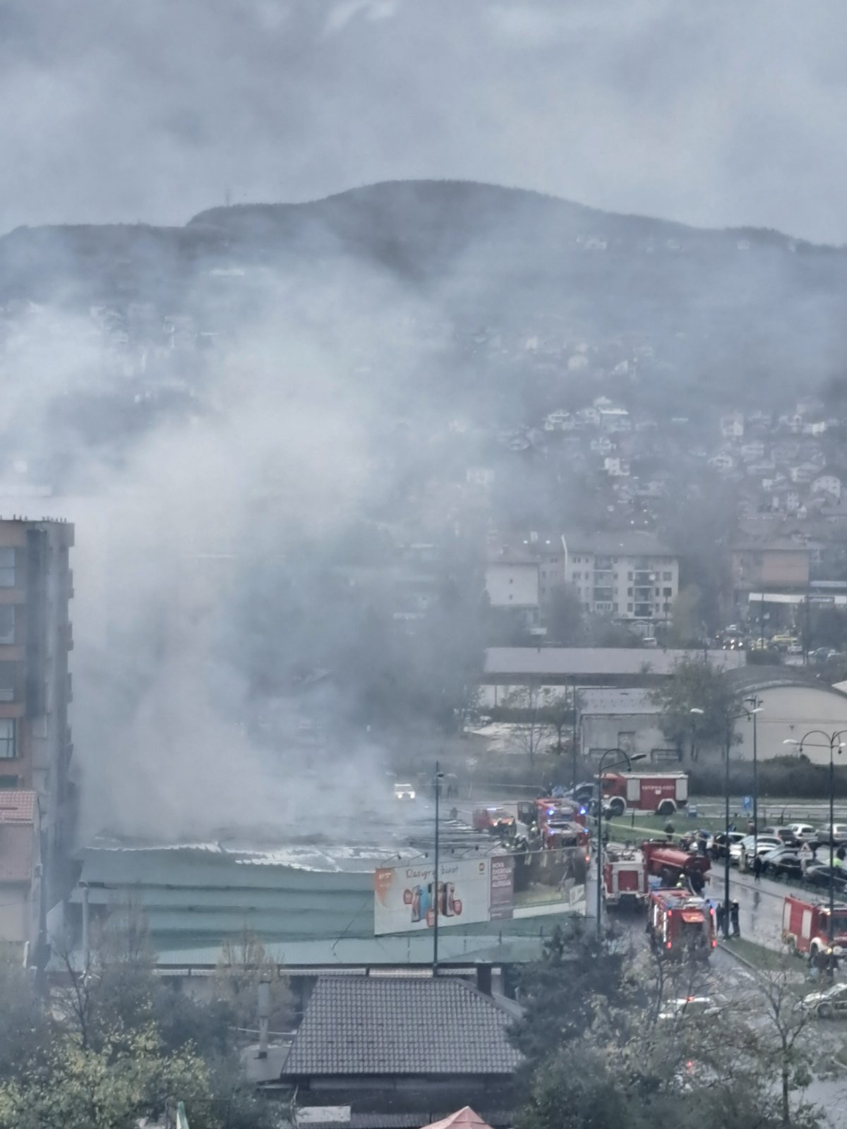 KRAJ DRAME U SARAJEVU: Lokalizovan požar na Otoci, kiša olakšala posao vatrogascima (FOTO, VIDEO)